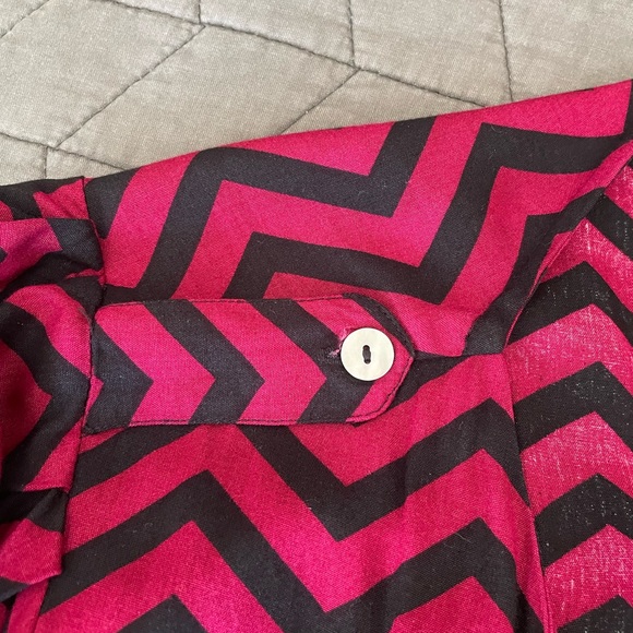 3/$15 EUC Escapade chevron blouse, long sleeve OR roll with tab. V neck AGGIE - Picture 5 of 7